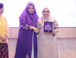 Wiwiek Hargono Hadiri Pelantikan Pengurus Wanita Muslimah Indonesia Kota Bekasi dan Terima Penghargaan Citra Istakarya Nusantara 2025