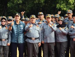 Wawali Harris Bobihoe Berbagi Kebahagiaan Di Momentum Apel Akbar Satlinmas