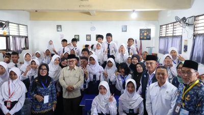 Wakil Wali Kota Bekasi Hadiri Peluncuran Program Digitalisasi Pembelajaran oleh Presiden Prabowo di SMPN 4 Kota Bekasi