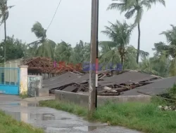 Angin Kencang Porak Porandakan Rumah dan Lahan Pertanian Warga di Karawang