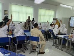Presiden Prabowo Subianto Kunker di SMPN 4 Kota Bekasi, Luncurkan Program Digitalisasi Interactive Flat Panel (IFP)