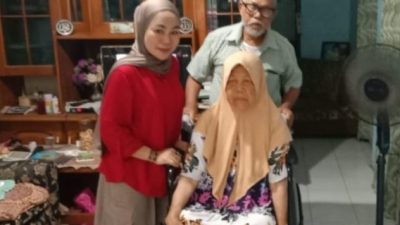 Aksi Nyata Anggota DPRD Pangandaran Ai Nanan, Serahkan Bantuan Kursi Roda ke Warga Kebutuhan Khusus