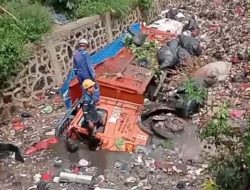 Miris, Lahan Sudah Penuh! Gunung Sampah Bantargebang Longsor, Tiga Truk Terguling ke Kali