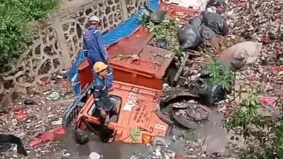 Miris, Lahan Sudah Penuh! Gunung Sampah Bantargebang Longsor, Tiga Truk Terguling ke Kali