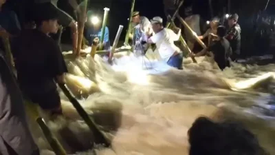 Tanggul Sungai Citarum di Muaragembong Jebol, Warga Panik Pemukiman,Tambak dan Sawah Terendam