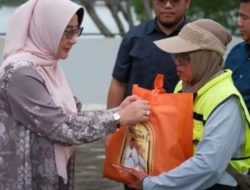 Pemerintah Kabupaten Berau Berbagi Paket Lebaran kepada Ratusan Petugas Kebersihan dan Pertamanan
