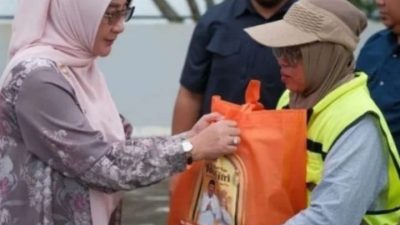 Pemerintah Kabupaten Berau Berbagi Paket Lebaran kepada Ratusan Petugas Kebersihan dan Pertamanan