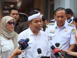 Wali Kota Bekasi Dampingi KDM Jenguk Korban, Pastikan Penanganan Maksimal di RS dan Tercover BPJS.