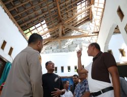 Gerak Cepat Salurkan Bantuan Perbaikan, Wali Kota Bekasi Tinjau Rumah Warga Terdampak Angin Kencang di Jatiasih