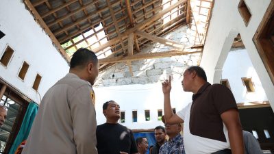 Gerak Cepat Salurkan Bantuan Perbaikan, Wali Kota Bekasi Tinjau Rumah Warga Terdampak Angin Kencang di Jatiasih