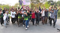 Warga dan Tim Pemenangan Pasangan Bacalon Kades Sukaringin Markim -Darta Kompak Pasang Baliho Raksasa di Sepanjang Jalan