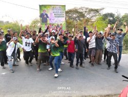 Warga dan Tim Pemenangan Pasangan Bacalon Kades Sukaringin Markim -Darta Kompak Pasang Baliho Raksasa di Sepanjang Jalan