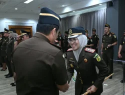 Kajati Jabar Dr. Sutikno Melantik Diana Wahyu Widiyanti sebagai Kajari Kota Bekasi dan 14 Pejabat Lainnya di Bandung