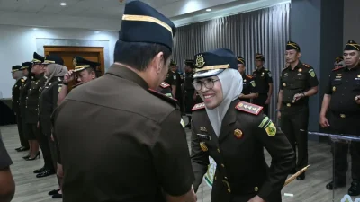 Kajati Jabar Dr. Sutikno Melantik Diana Wahyu Widiyanti sebagai Kajari Kota Bekasi dan 14 Pejabat Lainnya di Bandung