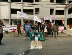 Koalisi Mahasiswa Gelar Demo, Tuntut Pemkot Bekasi Audit Pengelolaan Sewa Aset, Akibatnya Gedung Kampus STIE GICI Ditutup