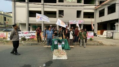 Koalisi Mahasiswa Gelar Demo, Tuntut Pemkot Bekasi Audit Pengelolaan Sewa Aset, Akibatnya Gedung Kampus STIE GICI Ditutup