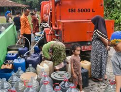 BPBD Kabupaten Bekasi Salurkan 65.000 liter Air Bersih Untuk Warga yang Alami Kekeringan