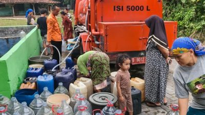 BPBD Kabupaten Bekasi Salurkan 65.000 liter Air Bersih Untuk Warga yang Alami Kekeringan